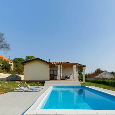 Holiday Lujo Drniš
